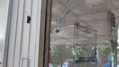 Fatih'te mesajla tehdit ettiği kişilerin ev ve iş yerlerini kurşunladılar