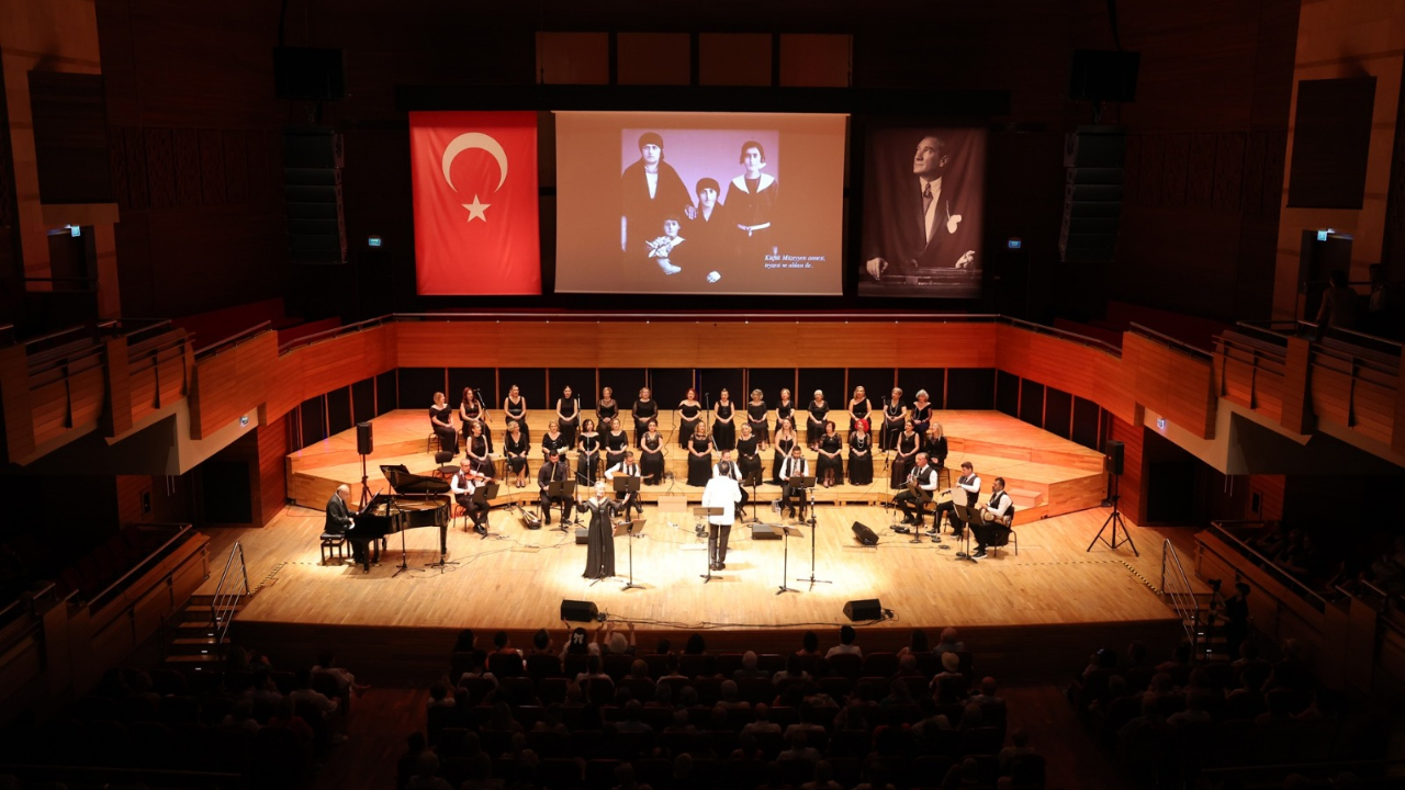 “Cumhuriyetin Divası” Müzeyyen Senar konserle anıldı