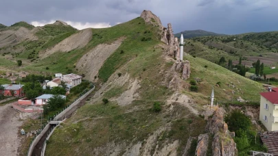 Görenler dönüp bir kez daha bakıyor, minareyi bulan camiyi bulamıyor