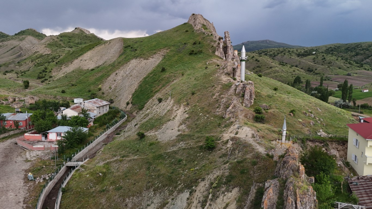 Görenler dönüp bir kez daha bakıyor, minareyi bulan camiyi bulamıyor
