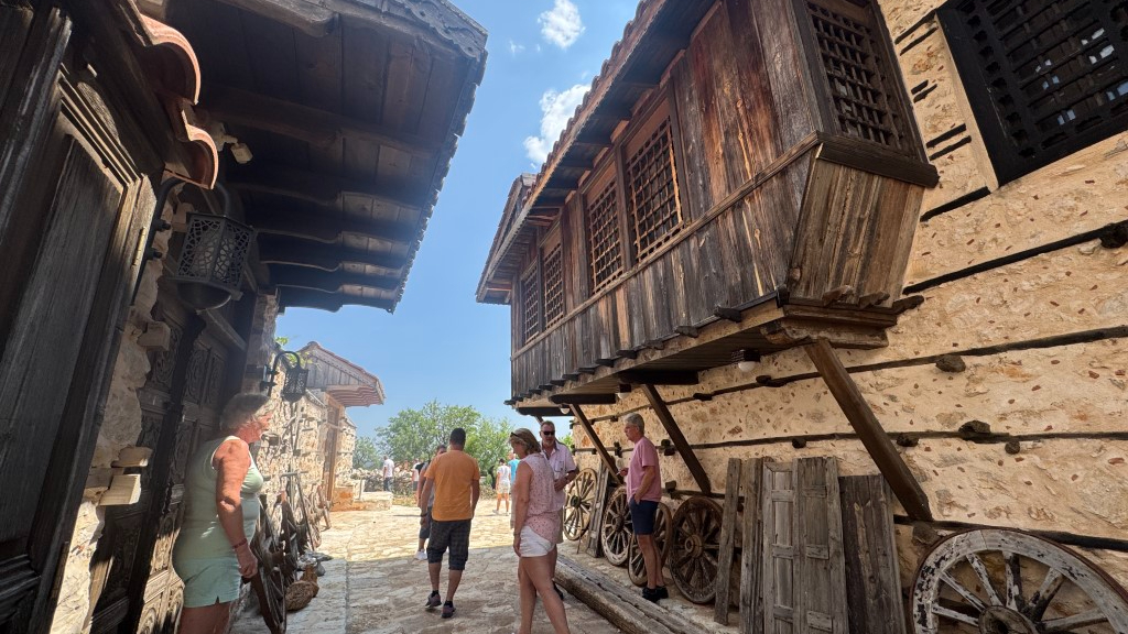 Antalya'nın 15 haneli 50 nüfuslu beton yapı bulunmayan 800 yıllık tarihi köyüne turist akını