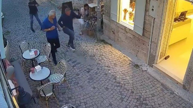 Çeşme'de iş insanına silahlı saldırıda bulunan 6 şüpheli tutuklandı