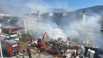 Selçuk'taki hurda deposunda çıkan yangın kontrol altına alındı