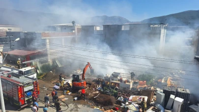 Selçuk'taki hurda deposunda çıkan yangın kontrol altına alındı
