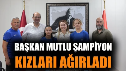 Başkan Mutlu şampiyon kızları ağırladı: Sizinle gurur duyuyoruz