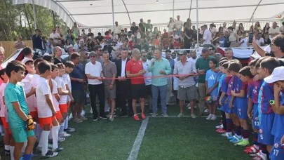 Futbol sahası açan Yılmaz Erdoğan: Türkiye'de yetenek sıkıntısı yok, önemli olan onlara alan tanımak