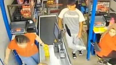 Marketin kadın kasiyerine yumruklu saldırı kamerada