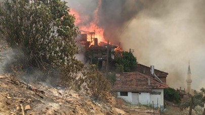 Ödemiş'te alevler içinde kalan evler küle döndü