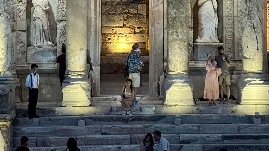 Gençler Efes’i keşfetti