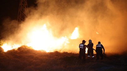 Çeşme’de yangınla mücadele sürüyor