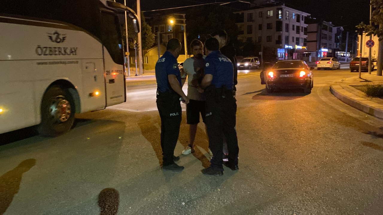 Kazaya karışan otomobilin alkollü yolcusu polis ekiplerine zorluk çıkarttı