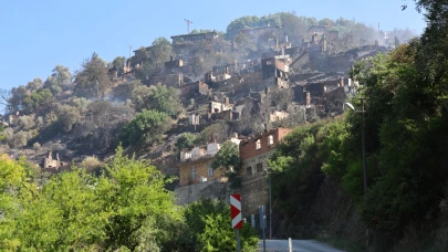 İzmir'de boşaltılan Tosunlar Mahallesi yangında harabeye döndü