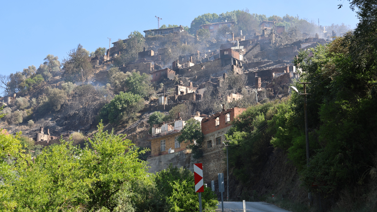İzmir'de boşaltılan Tosunlar Mahallesi yangında harabeye döndü