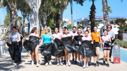Narlıdere Belediyesporlu voleybolcular kıyı temizliği yaptı