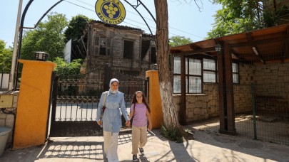 Bucalı Avşin Cumhuriyet Kütüphanesi ile hayaline yürüyor