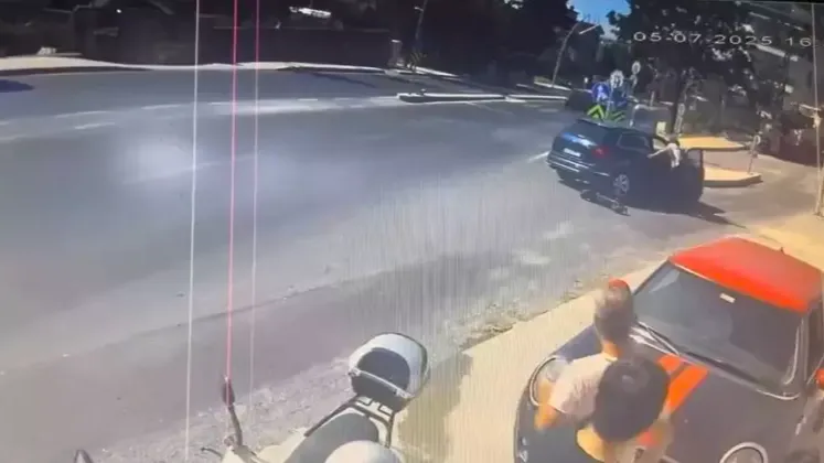 Beylikdüzü'nde skuter otomobile çarptı