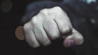 Yumrukların havada uçuştuğu kavgada motosikletli yerde tekmelendi