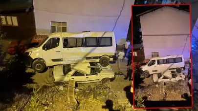 El freni boşalan minibüs, 10 metreden otomobilin üstüne düştü