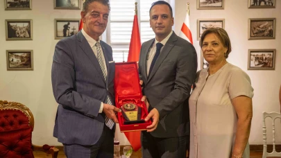 Hüsnü Bozkurt’tan Başkan Eşki’ye ziyaret: “Gençlerle umut büyüyor”