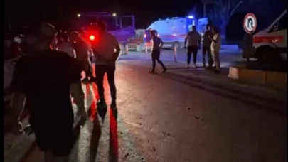 İzmir'de kamyonet otomobille çarpıştı: 2'si ağır 7 yaralı