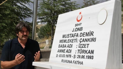 Haberlerden etkilendi 8 yılda 8 bin şehidin kabrini ziyaret etti