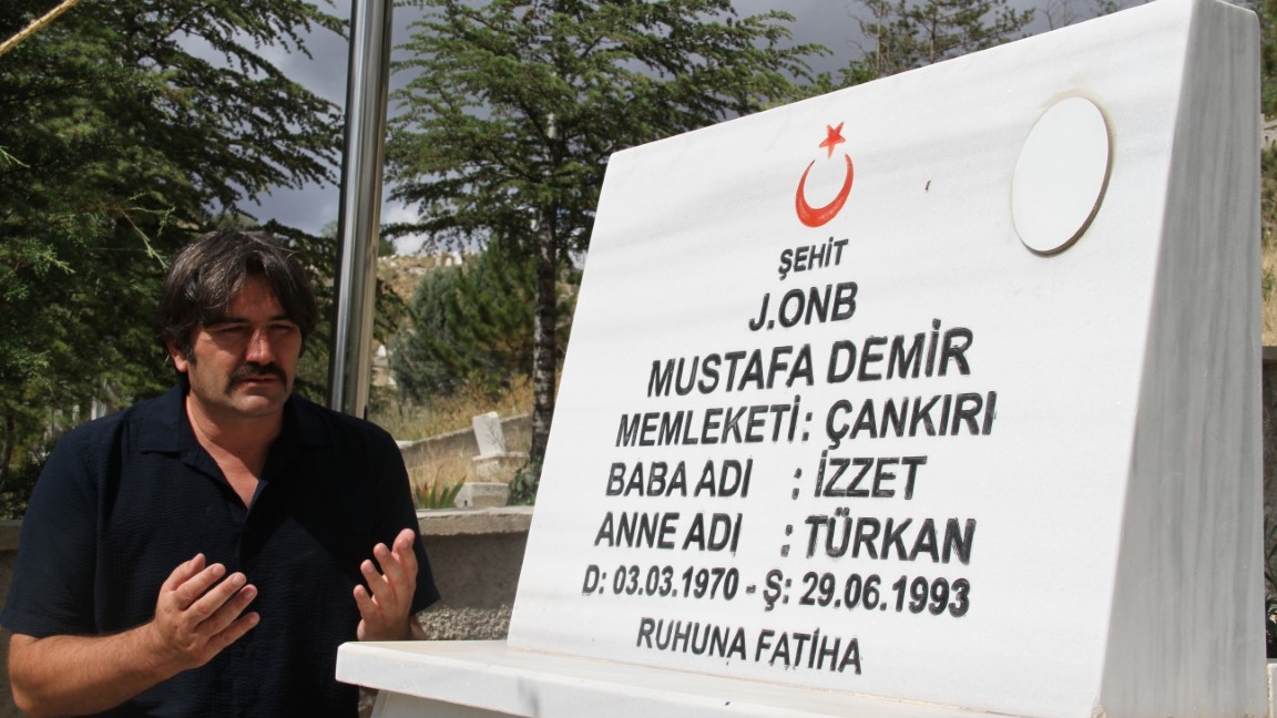 Haberlerden etkilendi 8 yılda 8 bin şehidin kabrini ziyaret etti
