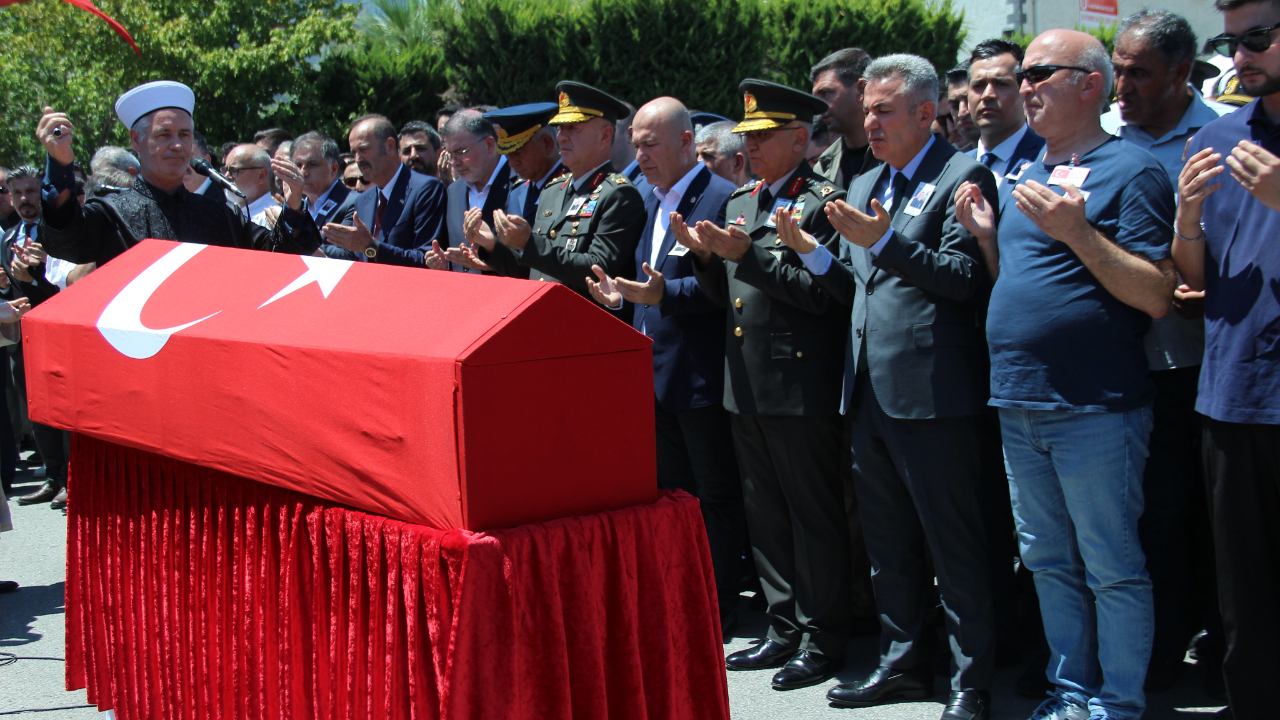 İzmir, Şehit Üsteğmen Ege Akar'ı dualarla son yolculuğuna uğurladı