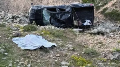 Kamyonet şarampole devrildi: 1 ölü, 5 yaralı