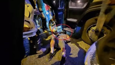 Motosiklet park halindeki TIR'a çarptı; başındaki kask sayesinde ölümden döndü