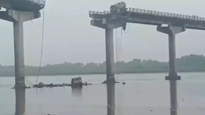 Hindistan'da köprü çöktü: 9 ölü