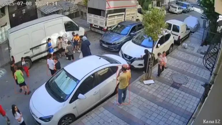 Sultangazi'de yola fırlayan çocuğa otomobil çarptı