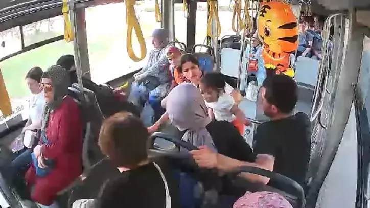 Boğazına cips kaçan bebeği, Heimlich manevrasıyla kurtardı