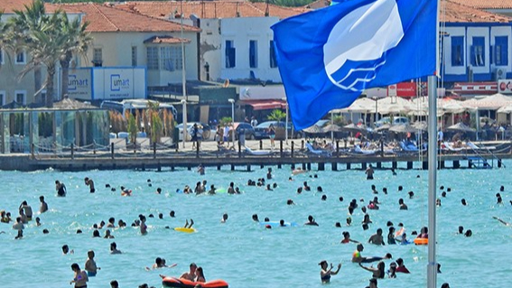 Çeşme’de 14 plaj ve 2 marinada Mavi Bayrak dalgalanacak