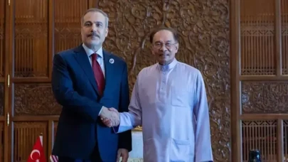 Bakan Fidan, Malezya Başbakanı Enver İbrahim ile görüştü
