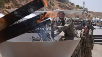 Terör örgütü PKK mensubu bir grup, silahlarını yakarak imha etti