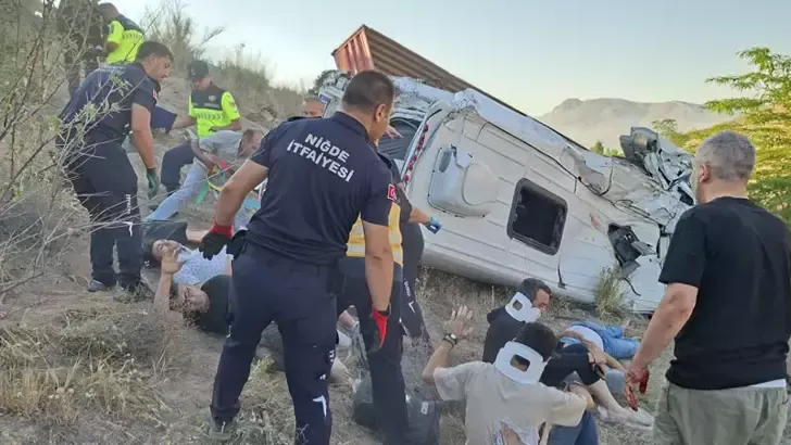 Niğde’de zincirleme kaza: 1’i ağır, 16 yaralı