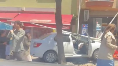 Sancaktepe'de otomobil bakkalın önündeki içecek dolabına çarptı