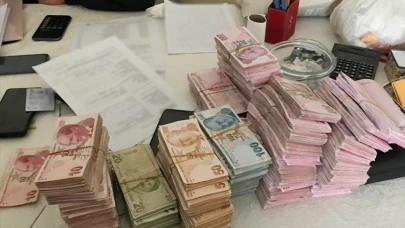 FETÖ'cü yakınlarına koliyle para