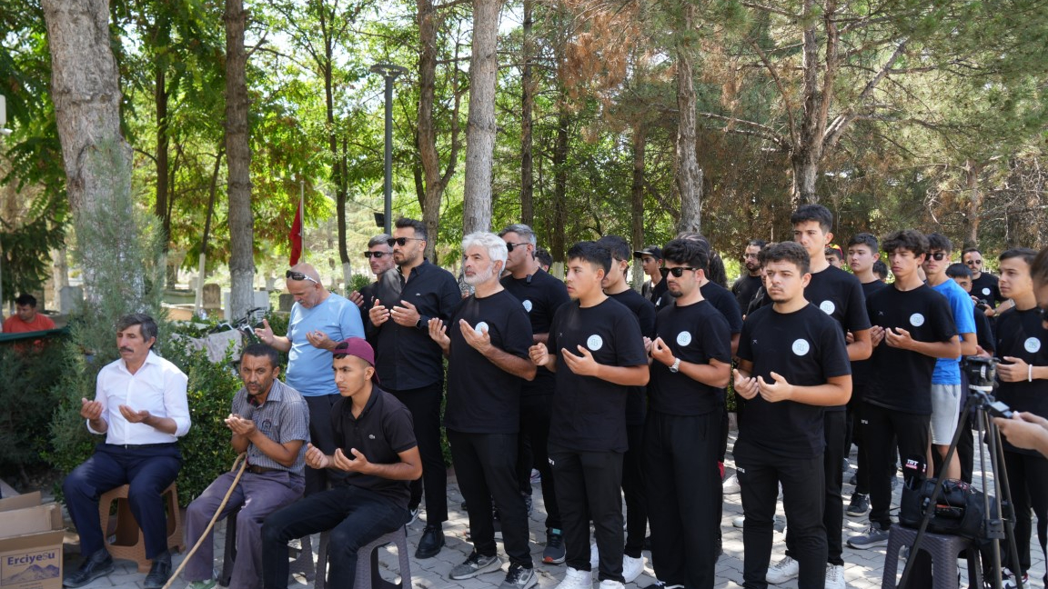 Şehit Ömer Halisdemir kabri başında anıldı