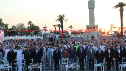 Demokrasi ve Milli Birlik Günü'nde binlerce İzmir tek yürek