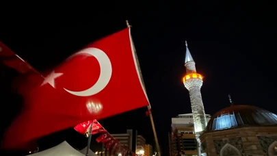İzmir'de tüm camilerden aynı anda sela sesi yükseldi