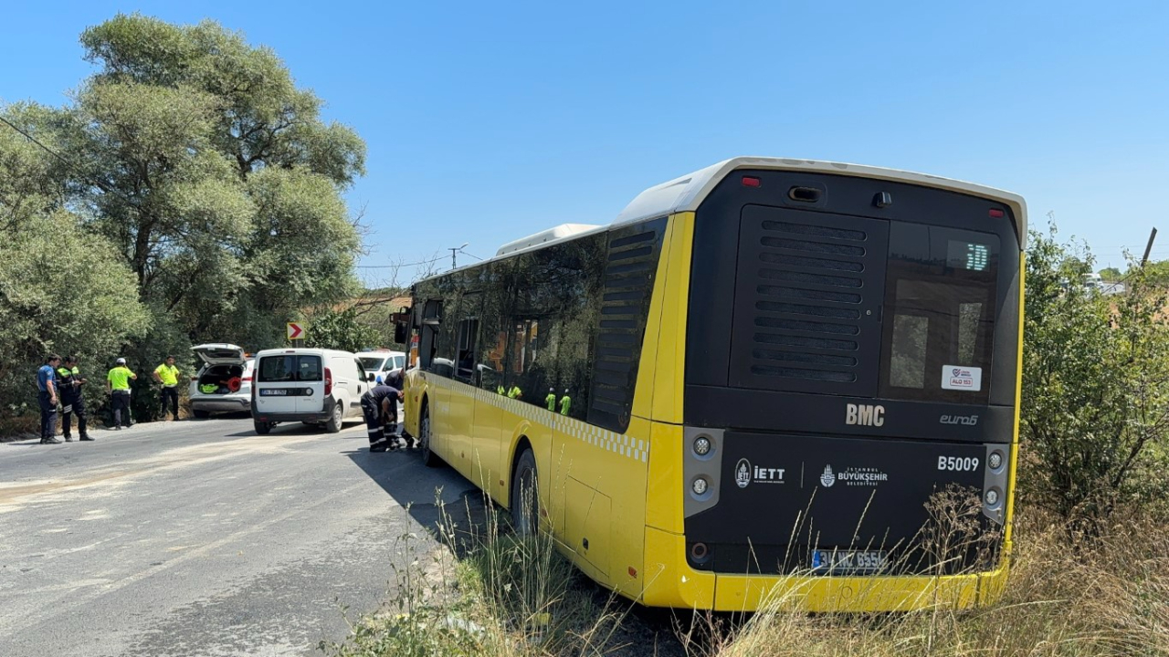 Arnavutköy’de İETT otobüsü ile otomobil kafa kafaya çarpıştı: 1 ölü