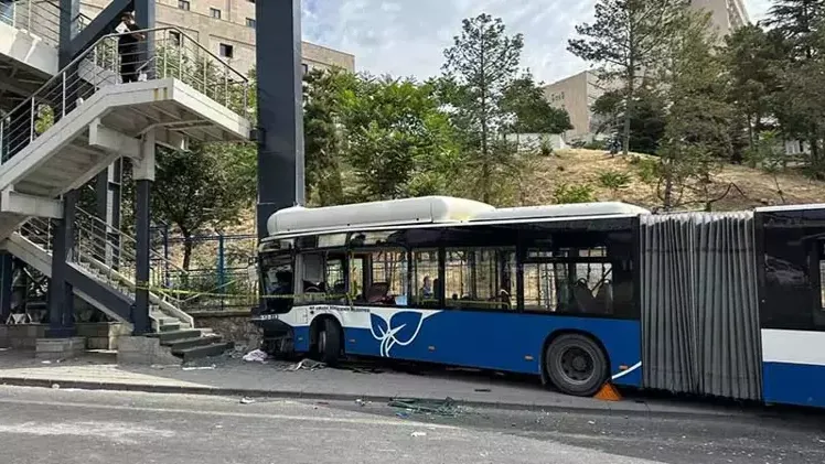 Ankara'da belediye otobüsünün karıştığı zincirleme kazada 26 kişi yaralandı