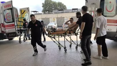 13 yaşındaki çocuğun kullandığı motosiklet, minibüsle çarpıştı: 2 yaralı