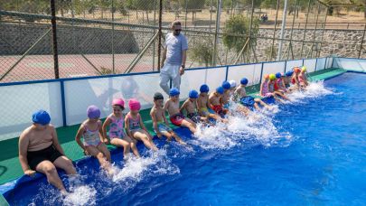 Mahalleye havuz geldi, çocuklar bayram etti