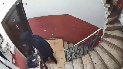 Kağıthane'de önce dairenin kapısını dinledi sonra kartla açmaya çalıştı; ses duyunca kaçtı