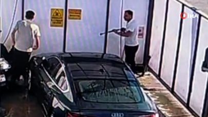 Motosikletli genç kız benzinlikte yıkanan otomobile çarptı: Yakıt istasyonundaki kaza kamerada