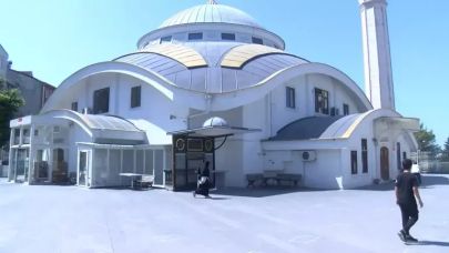 Cami şadırvanının musluklarını ayağı ile kırıp çaldı