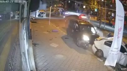 Otomobil, park halindeki 2 araç ile inen sürücüye çarptı