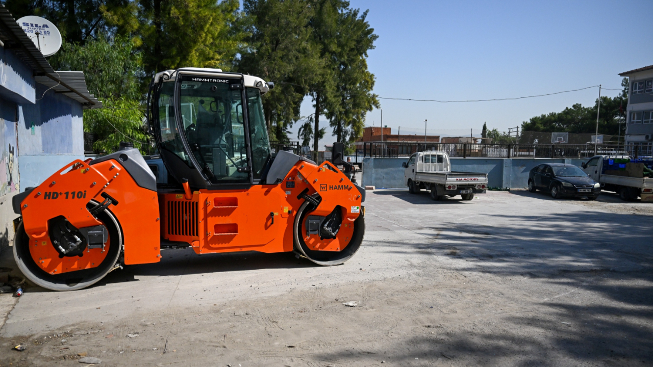 Bornova’da belediyeye ait araçlara saldırı